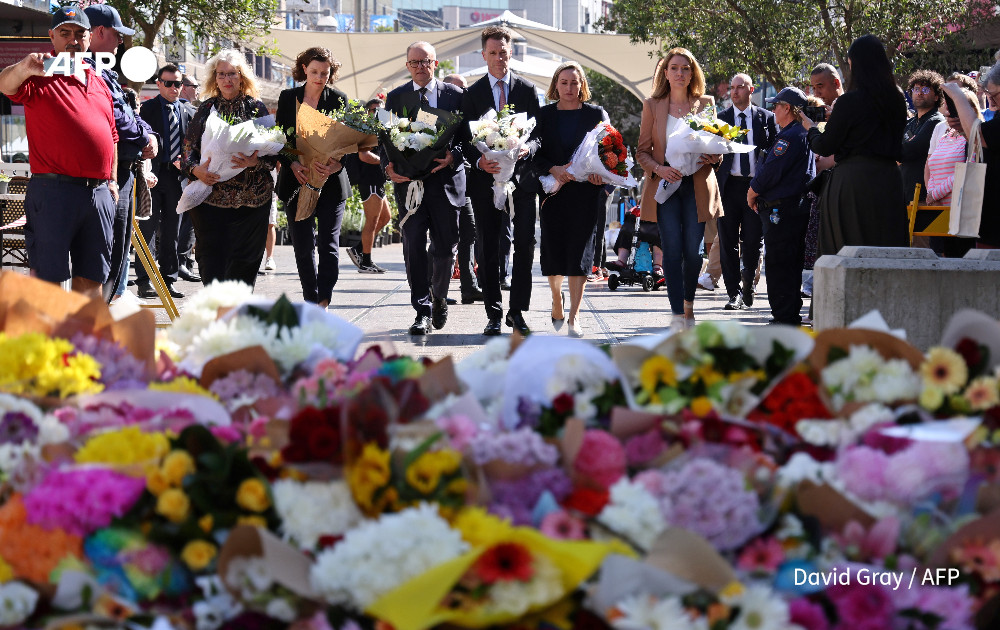 Australian police say they are investigating why a 40-year-old man with mental illness appeared to target women as he roamed a Sydney shopping mall with a large knife, killing six people and injuring a dozen more u.afp.com/5AJg