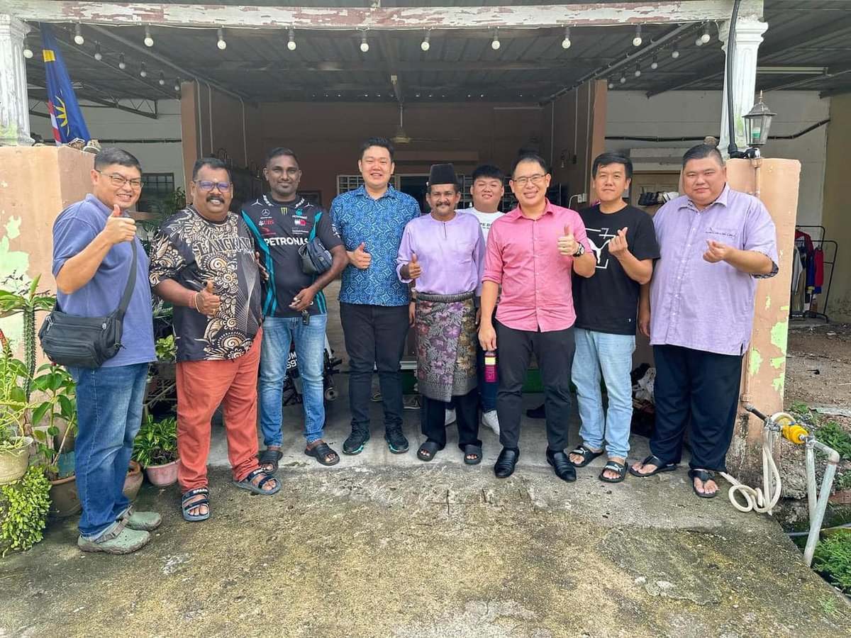 MCAHQ's tweet image. Inilah keluarga Yong Peng! 

Hubungan erat antara penduduk tempatan dengan wakil rakyat parti kami , YB @LingTianSoon1 memang jelas dilihat.

#HariRayaAidilfitri 
#YongPeng