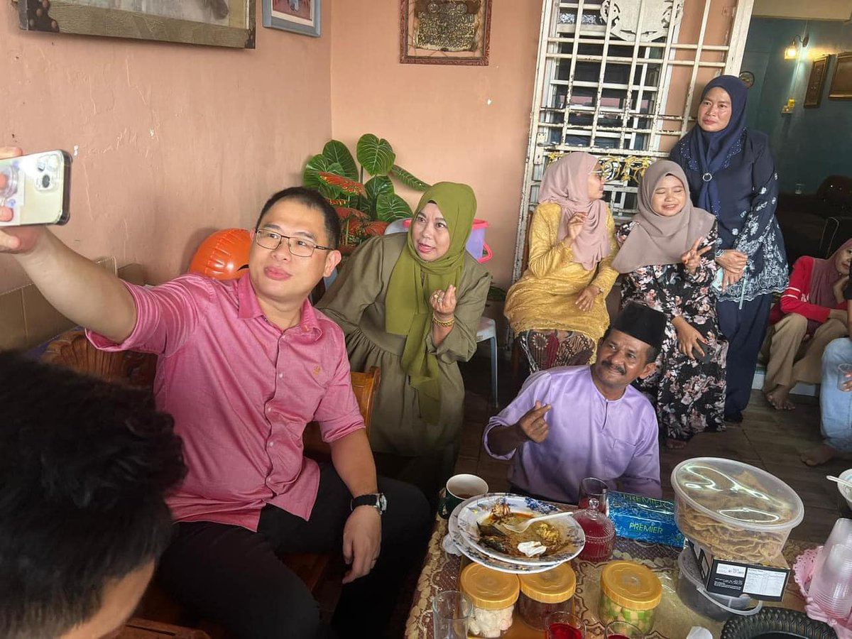 MCAHQ's tweet image. Inilah keluarga Yong Peng! 

Hubungan erat antara penduduk tempatan dengan wakil rakyat parti kami , YB @LingTianSoon1 memang jelas dilihat.

#HariRayaAidilfitri 
#YongPeng