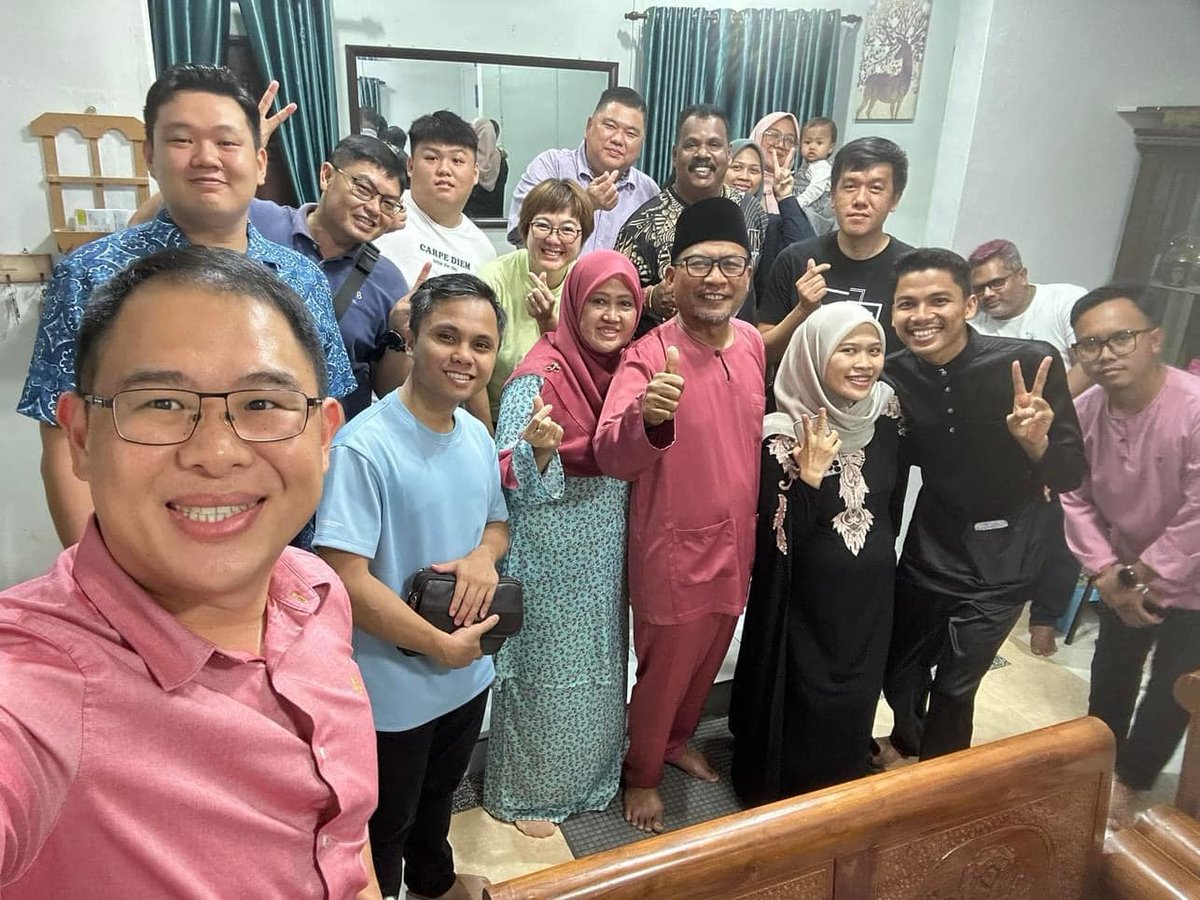 MCAHQ's tweet image. Inilah keluarga Yong Peng! 

Hubungan erat antara penduduk tempatan dengan wakil rakyat parti kami , YB @LingTianSoon1 memang jelas dilihat.

#HariRayaAidilfitri 
#YongPeng