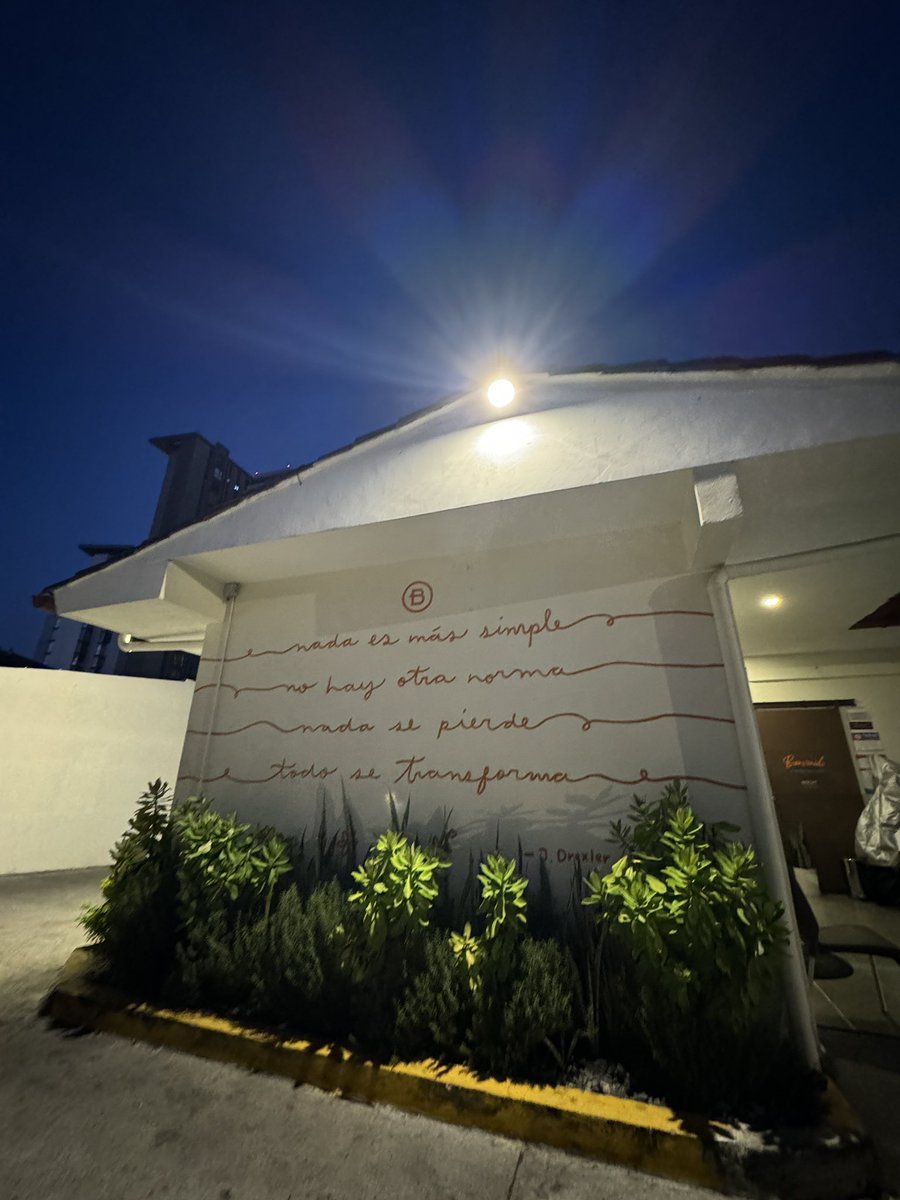 gabboggie's tweet photo. #NoPodemosParar ✨ 

Un bonito memorial para recordar y rendir homenaje a la increíble persona que ha sido @ChefManey y como ha impactado la vida de tantos. 

PD: no se que ven uds, pero en la segunda foto la luz y sombras forma  una V 🧡 https://t.co/jMEIZWuJ7K