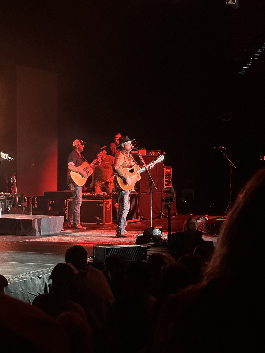 Had a great time seeing @RileyGreenMusic, @Tracy_Lawrence & @EllaLangleyMsic on the #ThisAintMyLastRodeoTour! 💜✨

You can read more about the concert on @TheCMBeat! Read more here: thecmbeat.com/2024/03/12/ril…