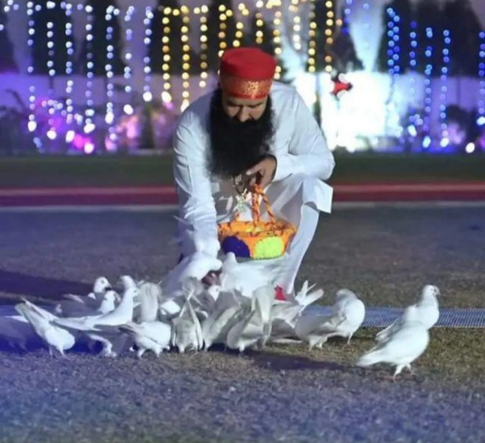 VikasMe06110898's tweet photo. Saint Dr. MSG says keep hand full of grain & water in roof of your home or balcony in morning
#BirdsNurturing #SaveLittleCreatures
#FeedFeatheredFriends #FeedingBirds #HelpBirds #BirdsNeedOurHelp #SaintDrMSG #GurmeetRamRahim #RamRahim #SaintMSG #SaintDrMSGInsan #BabaRamRahim https://t.co/ZyV4xCDJgQ
