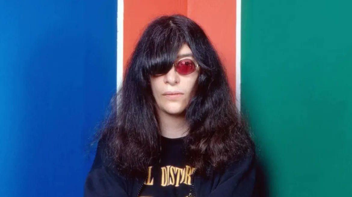 23 years without the legendary Ramones vocalist Joey Ramone. He sadly left us back in April 15, 2001 at the age of 49.