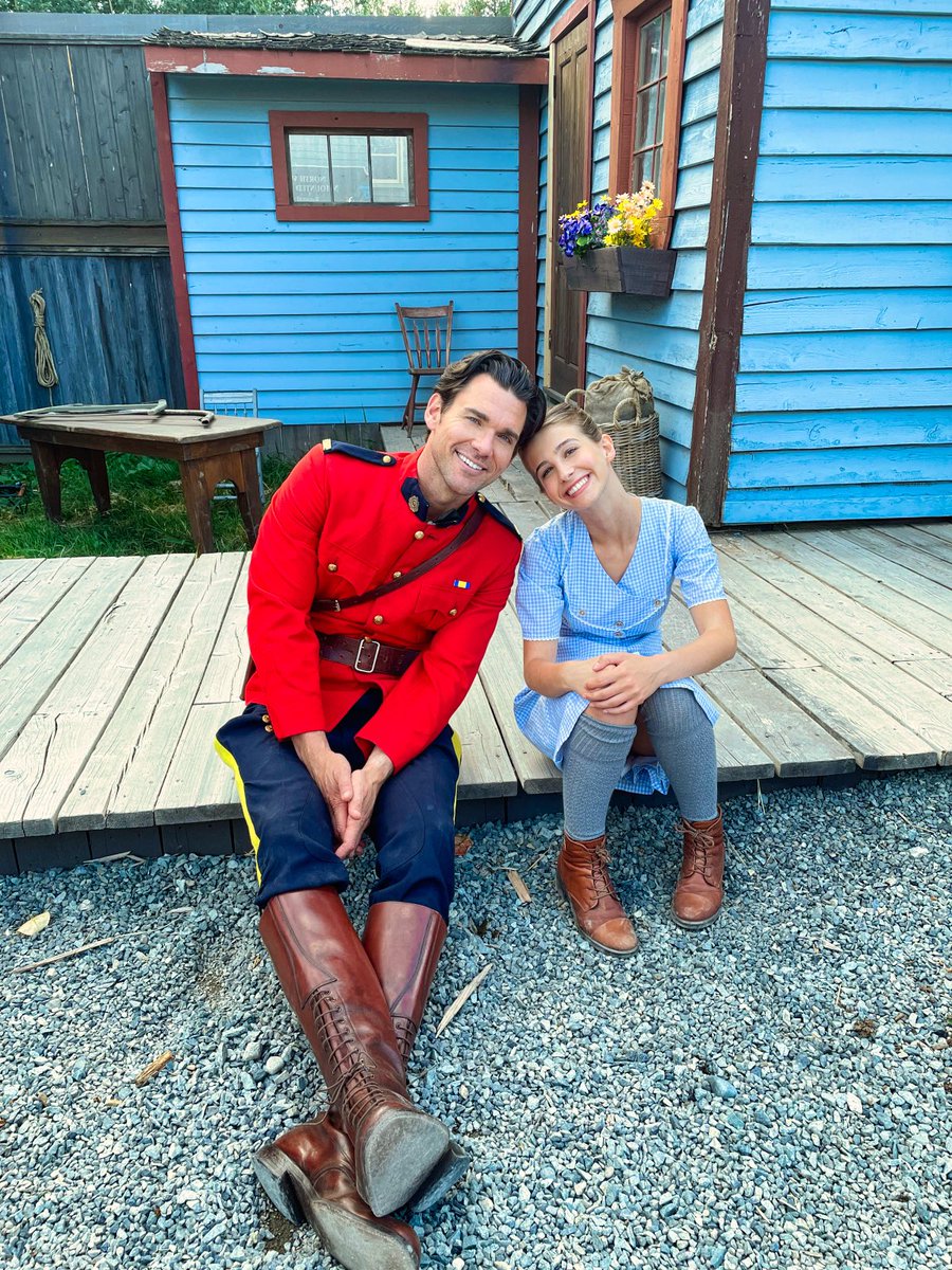 jaedalilymiller's tweet photo. Two heads are better than one! #hearties #wcth @hallmarkchannel @WCTH_TV @SCHeartHome https://t.co/Zjxb2o8HAR