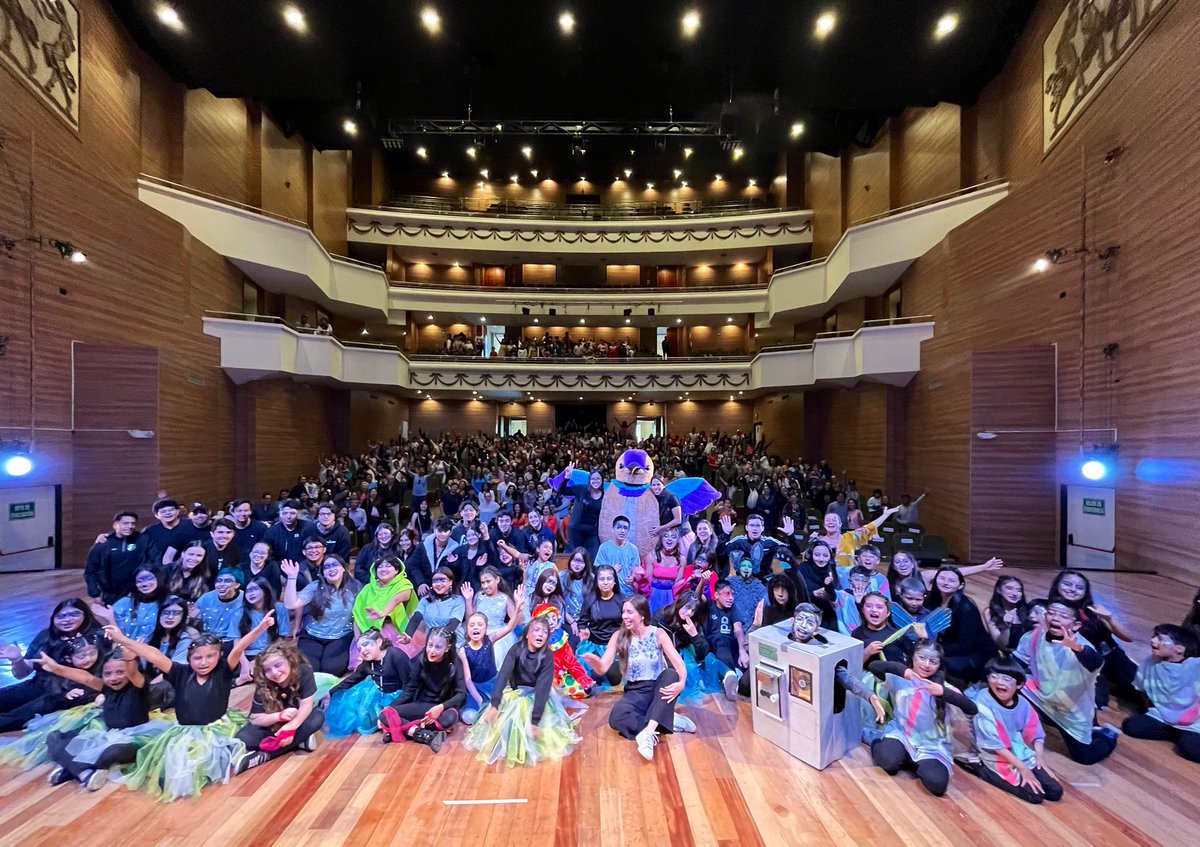 WilsonMerinoR's tweet photo. El teatro es una poderosa herramienta para educar en La Paz, es tan necesaria hoy en día. ¡Gracias por venir al teatro y aplaudir el talento de las niñas y niños de la fundación Cecilia Rivadeneira! #JuntosSomosVida 🎭🧡 https://t.co/QK3CJQfBRw