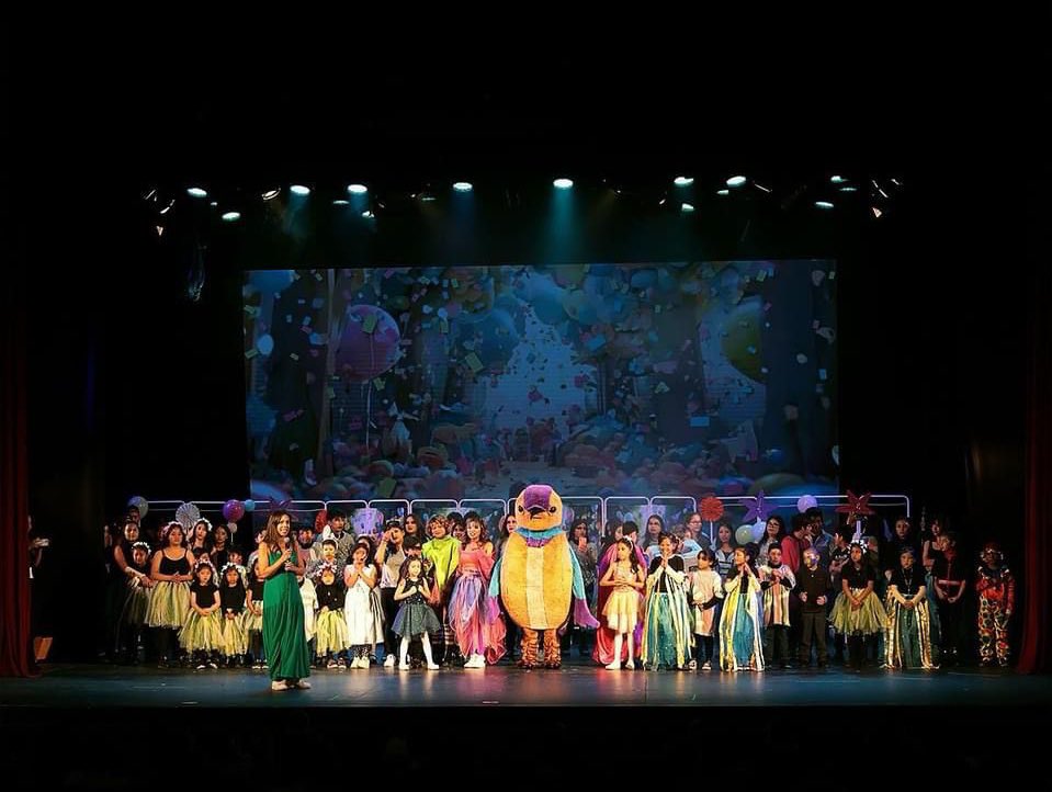 WilsonMerinoR's tweet photo. El teatro es una poderosa herramienta para educar en La Paz, es tan necesaria hoy en día. ¡Gracias por venir al teatro y aplaudir el talento de las niñas y niños de la fundación Cecilia Rivadeneira! #JuntosSomosVida 🎭🧡 https://t.co/QK3CJQfBRw