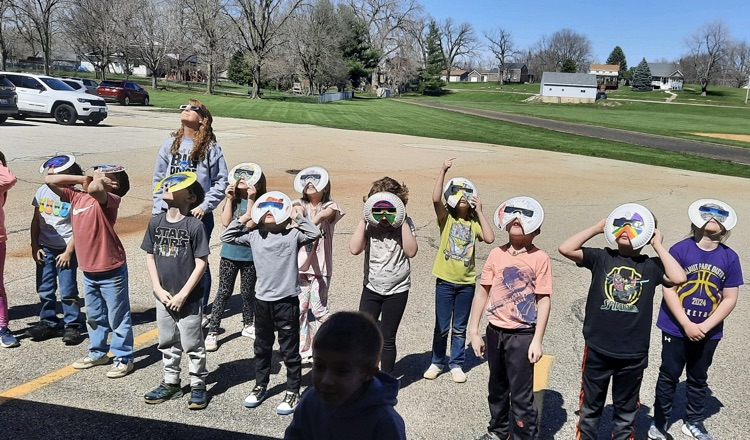 BVNPrincipal's tweet photo. Ms. Davis's 1st graders loved learning about the eclipse!! What a great experience for all of us!! 🌖 https://t.co/Fb3Az7TljZ