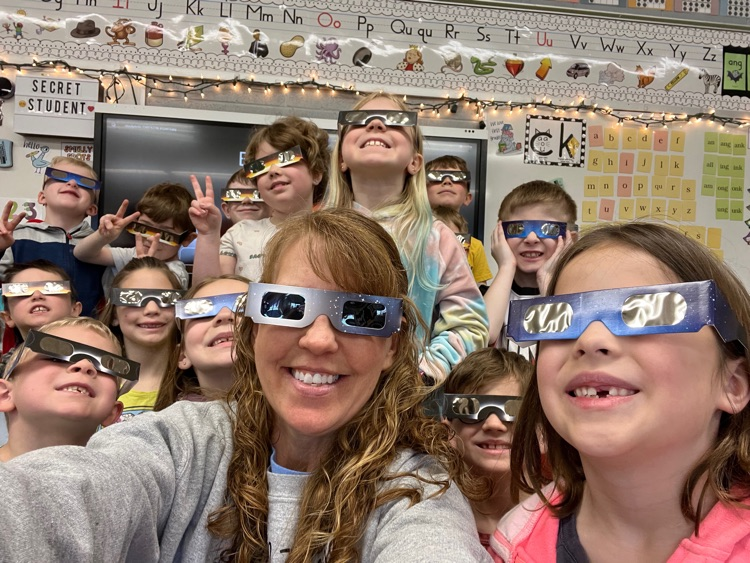 BVNPrincipal's tweet photo. Ms. Davis's 1st graders loved learning about the eclipse!! What a great experience for all of us!! 🌖 https://t.co/Fb3Az7TljZ