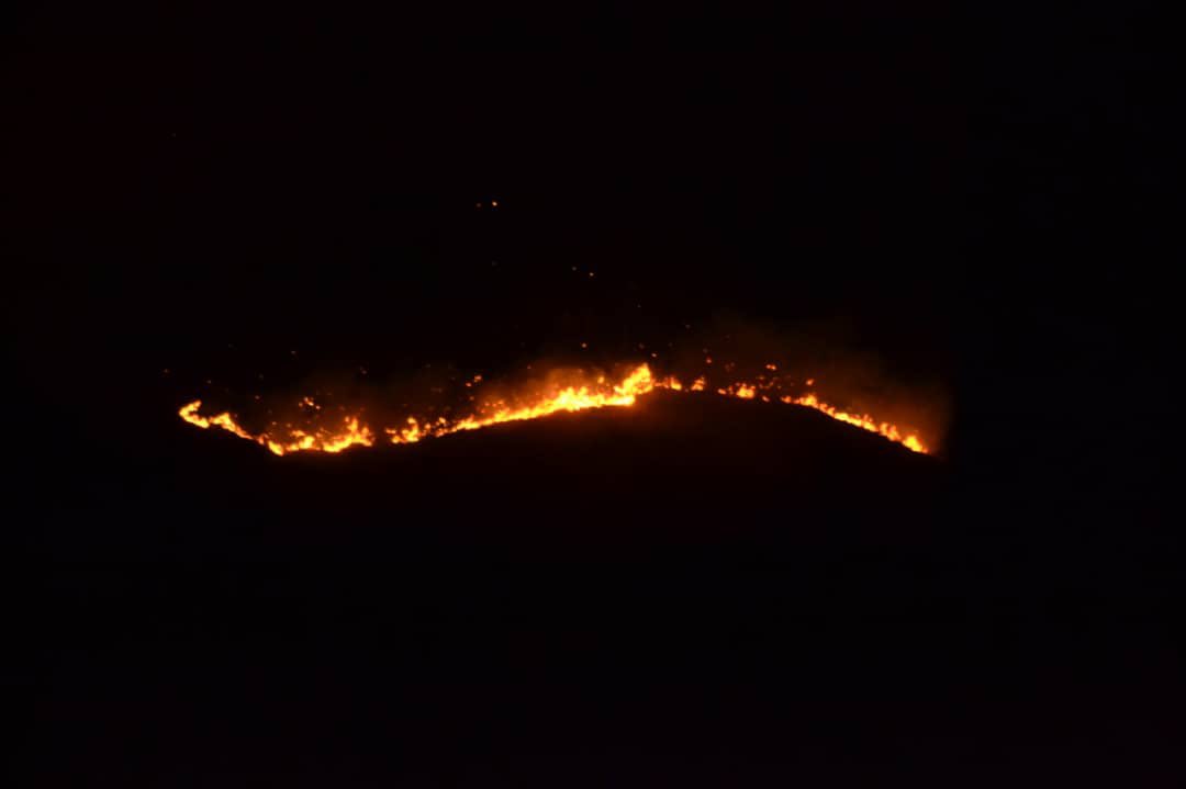 #Aragua #Maracay Así se observa este incendio forestal, visto de la Urb. Base Sucre, cerro detrás de Cavim @bomberos_de_aragua #14abr 9:20pm Cortesía @chipigrafia