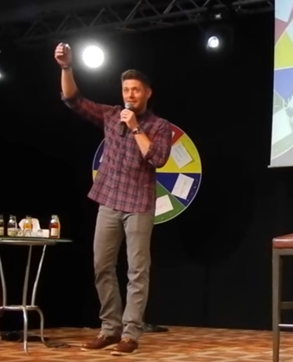 spndeangirl's tweet photo. Jensen drinking some "apple juice"!
#SPNConPanelSunday #SPNFamily #JibCon2017 https://t.co/ZLIm0c5SLN