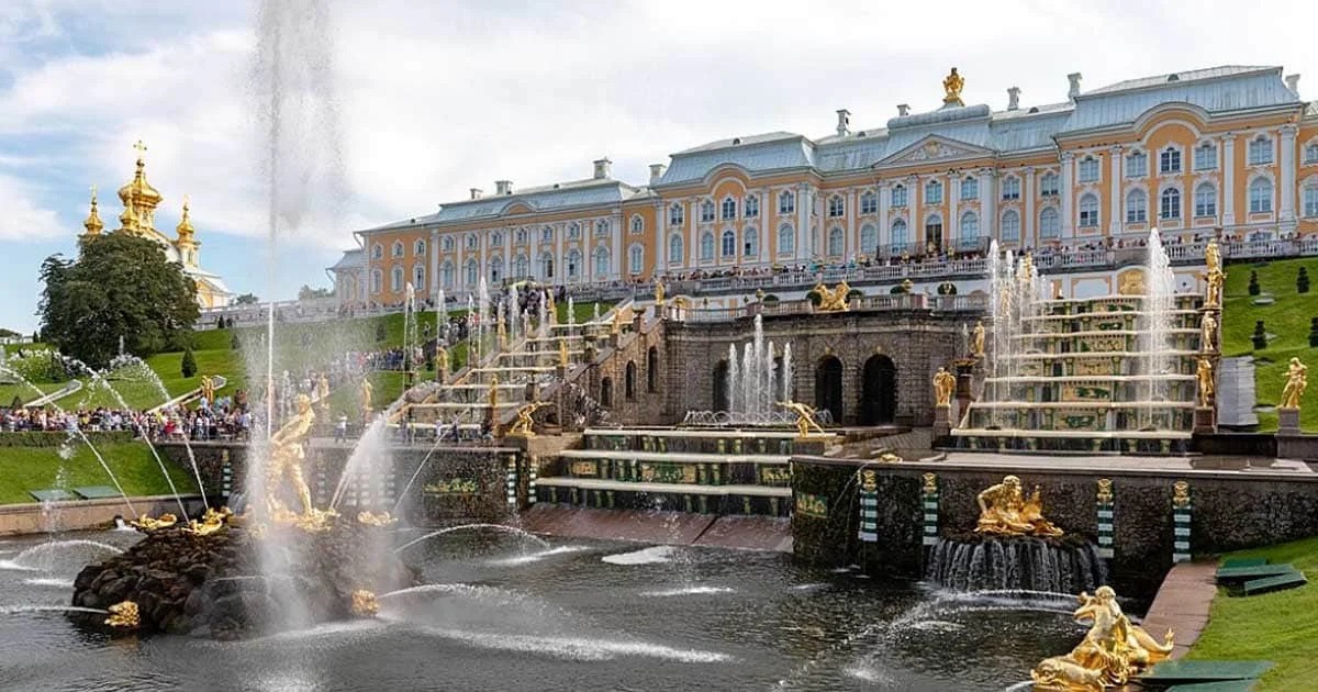 “Peterhof Palace, St. Petersburg” 🟩 Peterhof Palace is a testament to the grandeur and beauty of the Russian Baroque style. A masterpiece of design and engineering ✅ Read more: traveljoyfully.com/famous-places-… #PeterhofPalaceBeauty #StPetersburgSplendor #RussianRoyalty #beauty