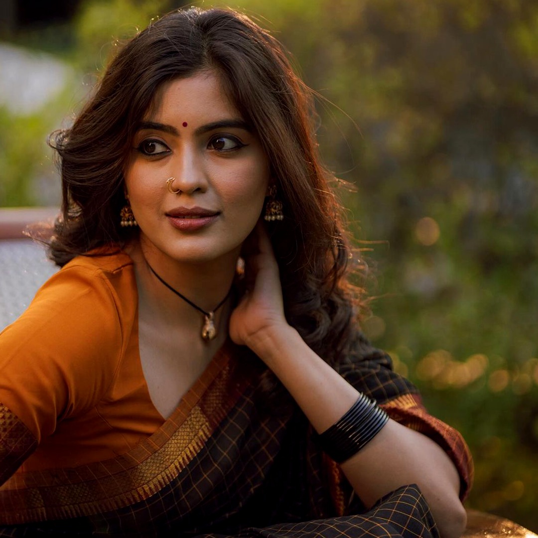 10TvTeluguNews's tweet photo. Amritha Aiyer Stuns in Saree Pics #amrithaaiyer #tollywoodupdates #hanuman #actressupdate #10tv https://t.co/HT5DFFKiAO