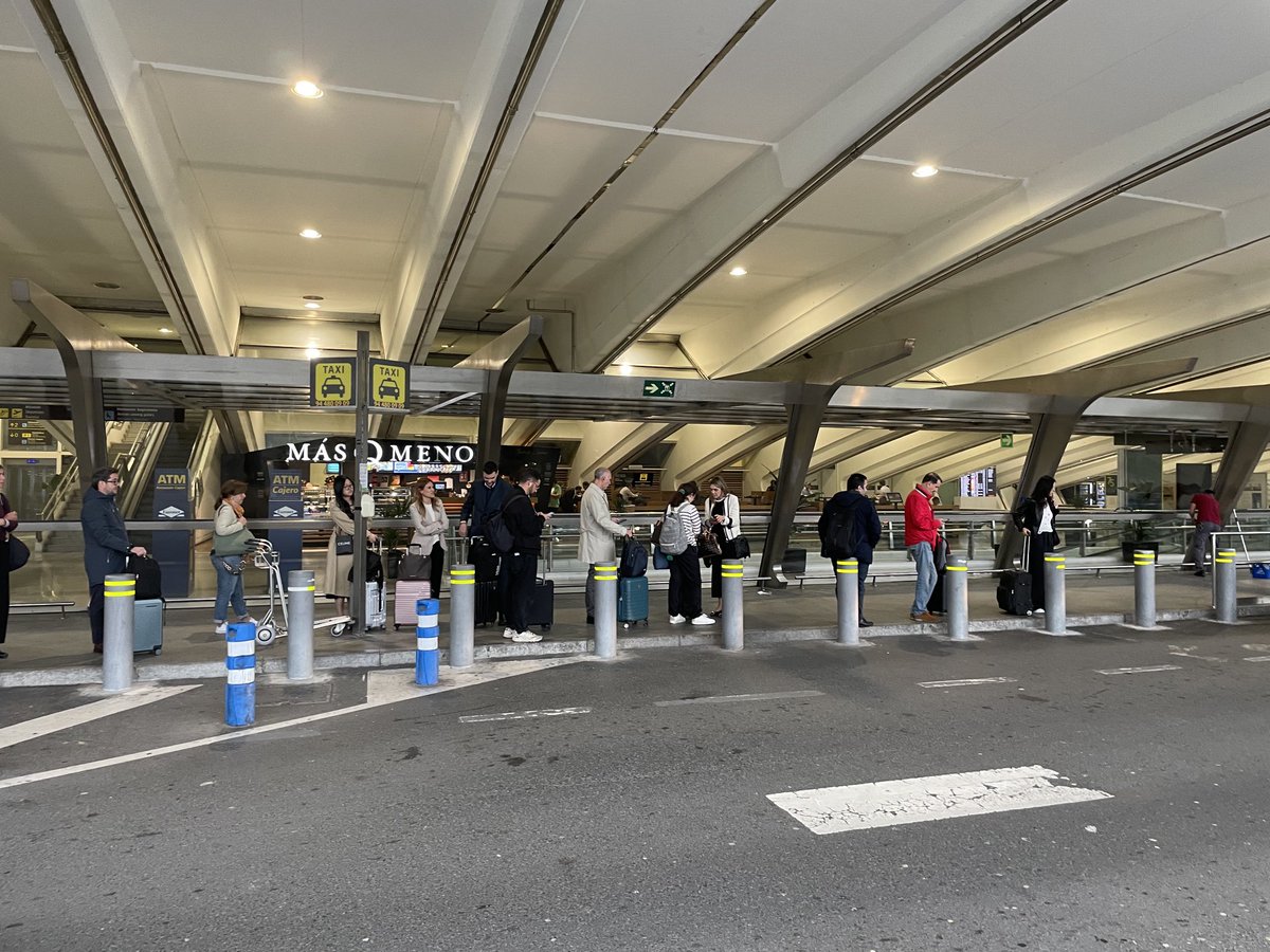 08,00 AM, aeropuerto de Loiu, 0 taxis y la cola existe! De traca 🤦🏻