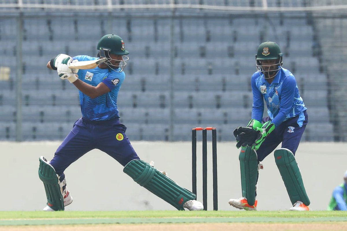 Abahani Ltd. opener Md Naim reaches his hundred against Prime Bank Cricket Club in the 10th-round clash of the DPDCL at SBNCS, Mirpur.💯👏 Details: tigercricket.com.bd/live-score/dha… #BCB #Cricket #DPDCL #BDCricket #LiveCricket #Bangladesh