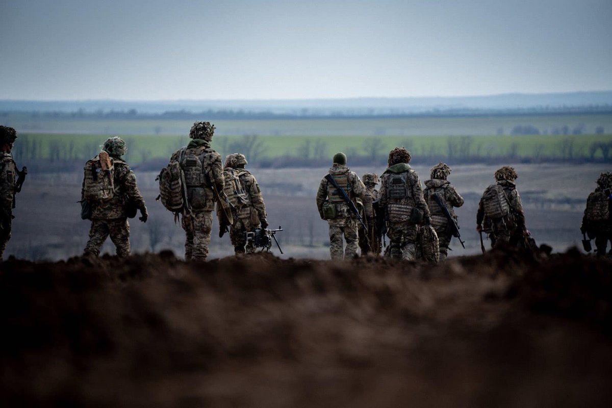 📷 Paratroopers of Ukrainian 82nd Air Assault Brigade during an exercise in the rear. #UkrainianArmy