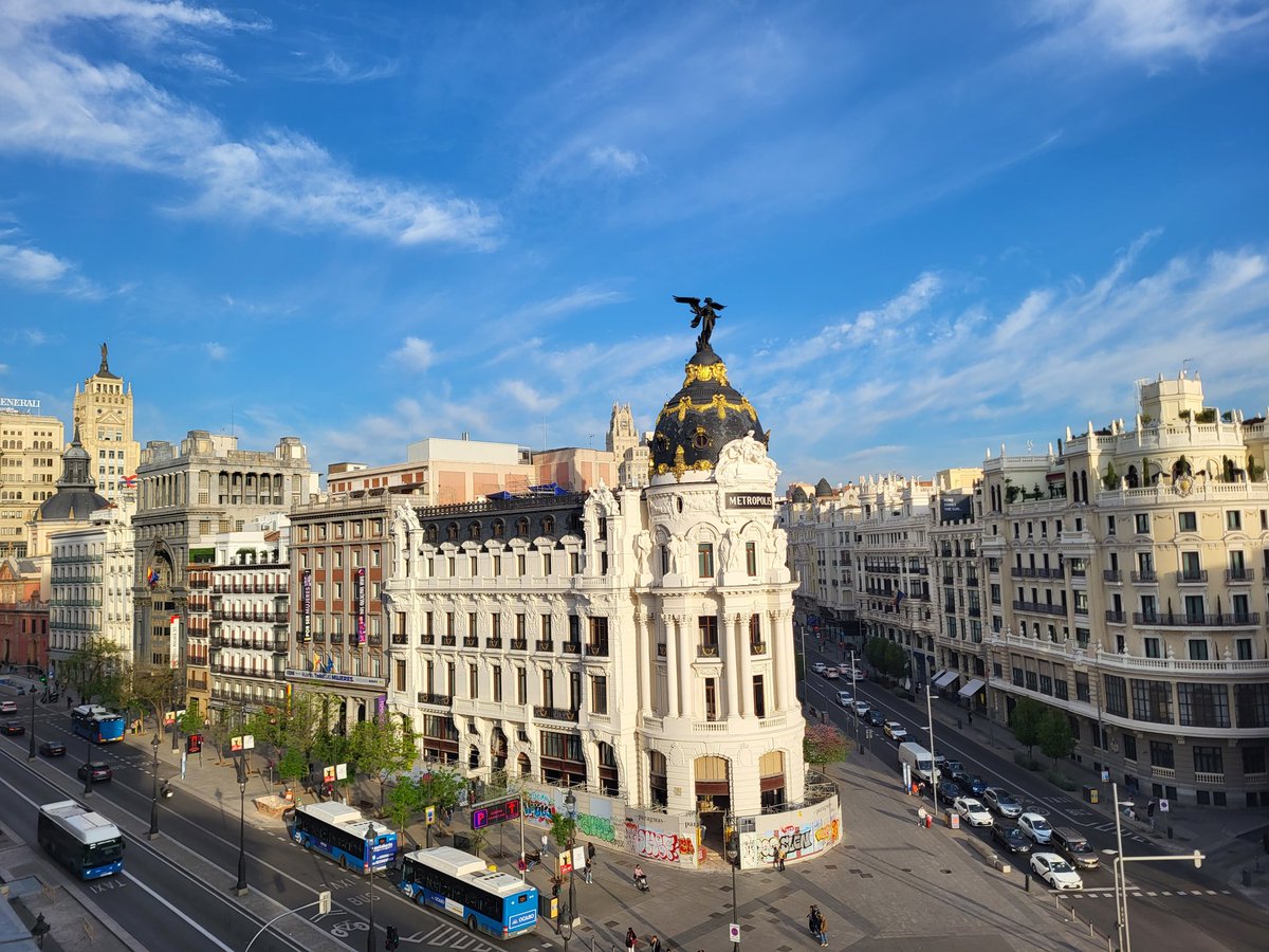 Dos agradables sorpresas al volver al despacho del Círculo de Bellas Artes tras la estancia mexicana: los ejemplares físicos de @RevOccidente por el tricentenario de Kant y el edificio Metrópolis, enfrente, ya sin andamios.