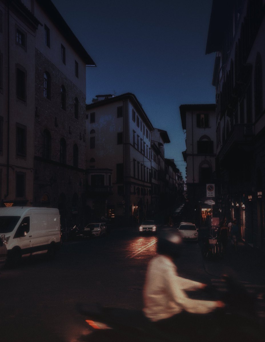 eamonsphotoss's tweet photo. Blue hour in the city https://t.co/rjN9f7kSNY
