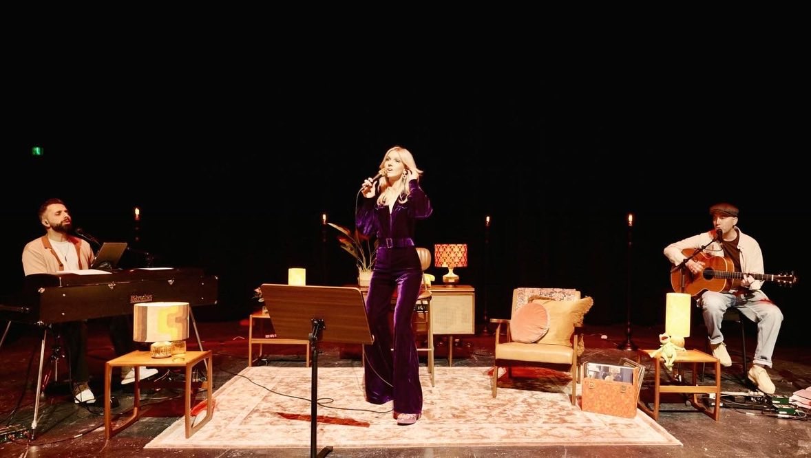 Such a beautiful premiere show for @HarrietsMusic #TryingToGetTheFeelingTour this weekend. So much love in the room for these beautiful songs performed to perfection in her 70s lounge! She’s touring the UK this year, please go and see her if you can. linktr.ee/harriettour