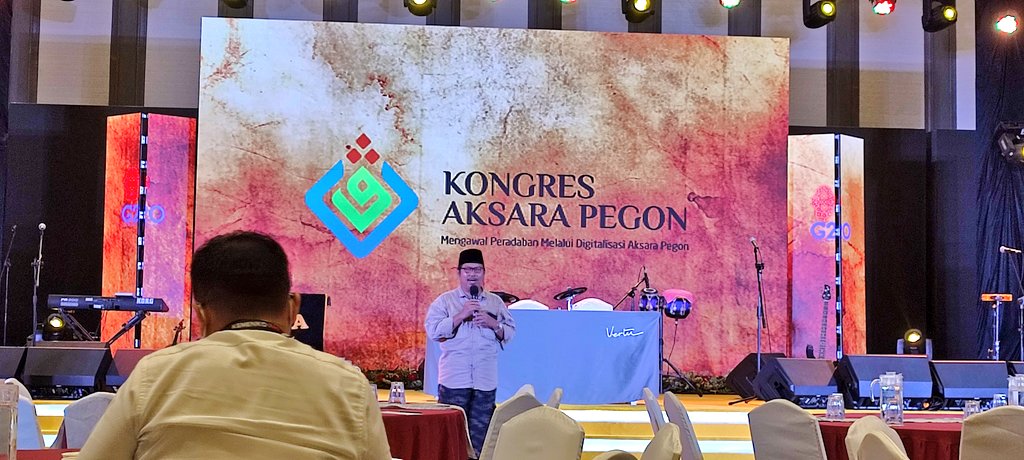Kenangan dan Pengalaman Berharga saat diculik Mas <a href="/Ayung_N/">ayung notonegoro</a> untuk hadir di Kongres Aksara Pegon I di Jakarta 2022 silam. Saat itu, saya ada di Komisi Nomenklatur, mewakili <a href="/ranuindonesia/">RANU - Rumah Arsip Naskah nUsantara</a> dan turut berbagi kisah Projek konservasi naskah Nusantara oleh <a href="/pojok_peradaban/">Pojok Peradaban</a> di Kairo.