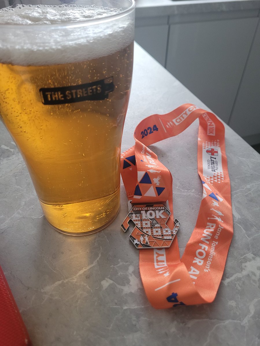 #cityoflincoln10k
Shout out to the 'up the blades, fuck the owls' gentleman around the 6km mark 🤣
Seeing all the marathon pics gave me serious envy yesterday. However, crawling to the bog at 3am has tempered it somewhat