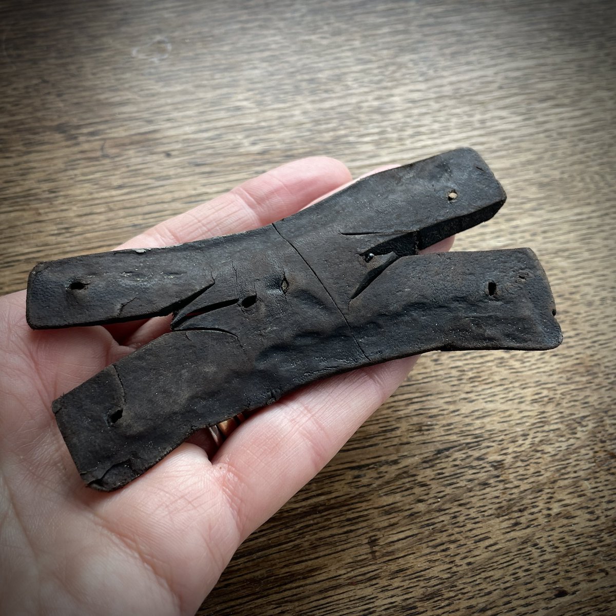 Monday morning brain teaser. Any idea what this piece of leather might once have been. Horse harness?

#Mudlarking #Mudlark