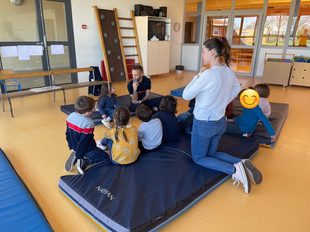 sdis31officiel's tweet photo. Les sapeurs-#pompiers du @sdis31officiel sont intervenus à l’école maternelle Vinsonneau pour animer la formation "j'ai 3 ans et je sais porter secours". L'occasion pour les enfants de découvrir les matériels des sapeurs-pompiers, d'apprendre à composer le 112.. https://t.co/AXGYgPjvVx