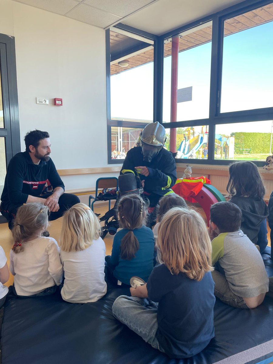 sdis31officiel's tweet photo. Les sapeurs-#pompiers du @sdis31officiel sont intervenus à l’école maternelle Vinsonneau pour animer la formation "j'ai 3 ans et je sais porter secours". L'occasion pour les enfants de découvrir les matériels des sapeurs-pompiers, d'apprendre à composer le 112.. https://t.co/AXGYgPjvVx