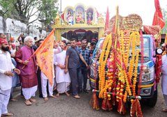 LG ManojSinha flagged off the Shri Mata Vaishno Devi Ji Pracheen Marg Pavitra Chhari Yatra earlier today. He also attended the auspicious Pratham Pooja and paid obeisance at the holy Kol Kandoli Temple in Nagrota .#BadaltaKashmir #ShiningJammuAndKashmir #TourismJ&K #navratri2024