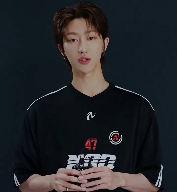 _haofolder_'s tweet photo. Omg the hairstyle looks so good on minghao😭 https://t.co/o2UuQds7wz