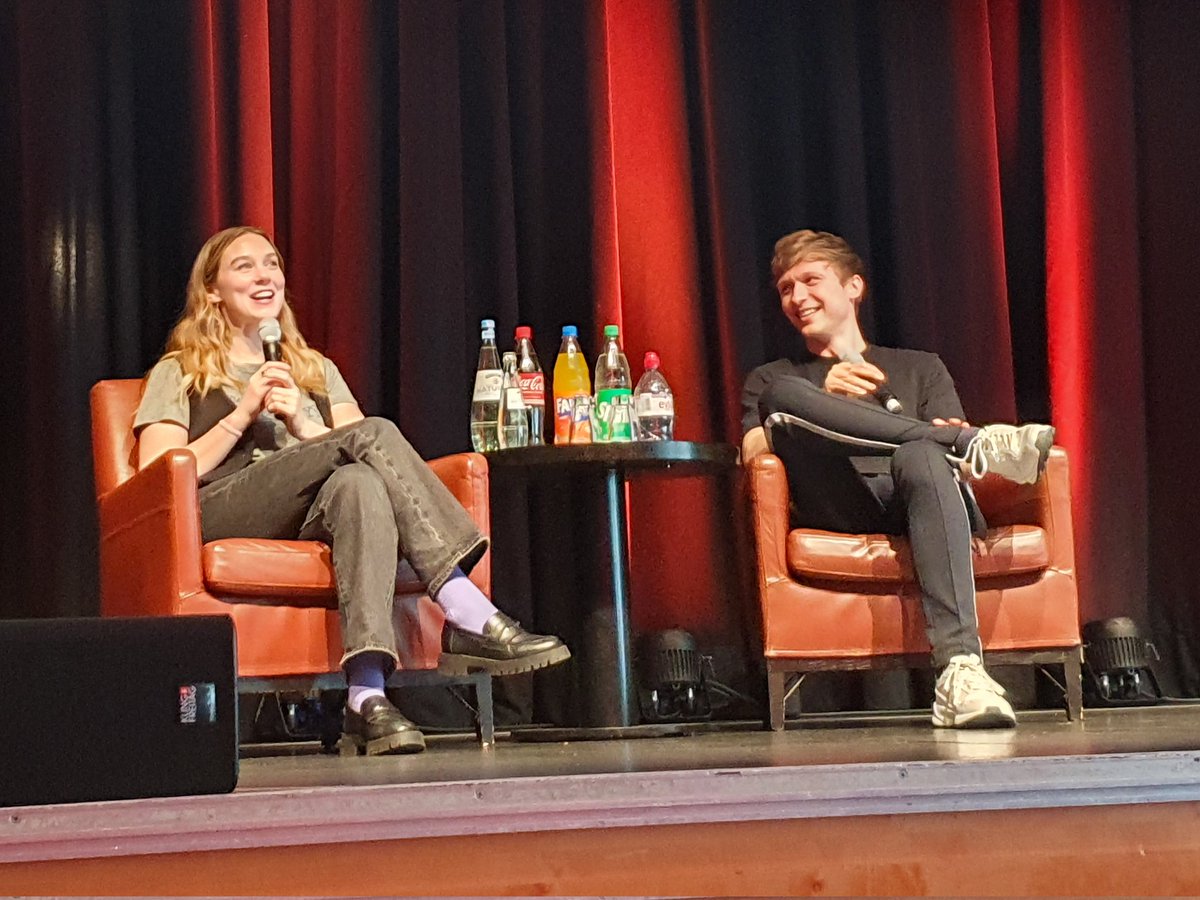 kittycat4589's tweet photo. what a fun panel with the two nicest cutest blondes 😊 #MortalHunters3 #MH3 https://t.co/MqdzPEj2im
