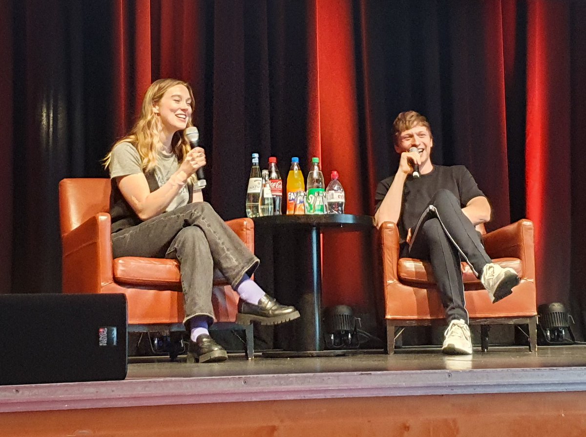 kittycat4589's tweet photo. what a fun panel with the two nicest cutest blondes 😊 #MortalHunters3 #MH3 https://t.co/MqdzPEj2im