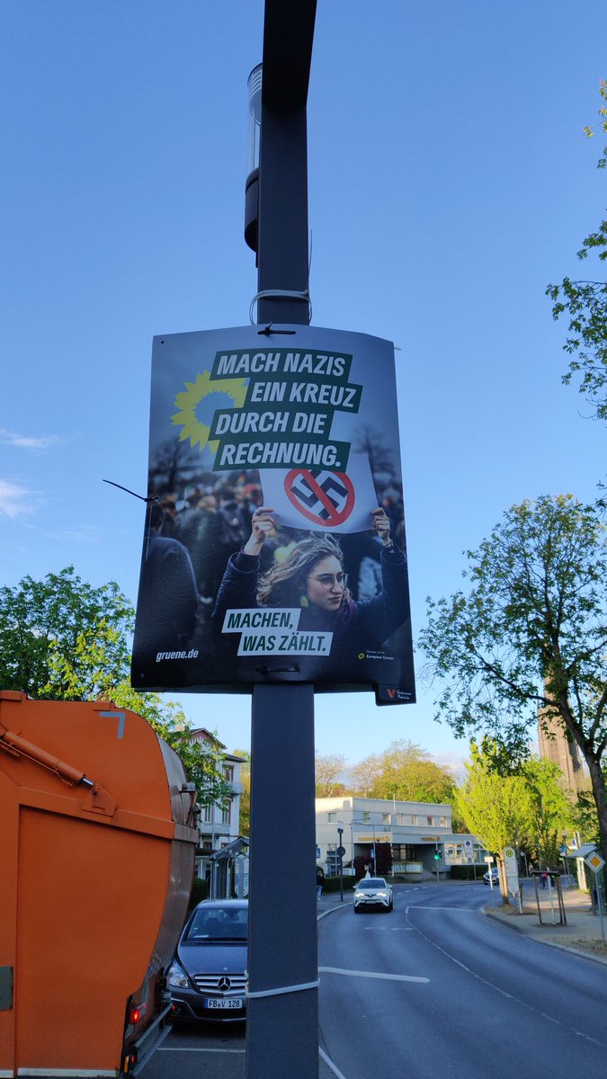 Die Nazis sind nicht totzukriegen, egal sich gerade nennen lassen.
#IrgendwasmitNazis geht immer.

#DieGrünen verblöden gleich mit; womöglich sogar als derzeitige #AvantgardederVerblödung.

15.4.2024 #BadNauheim /#Mittelhessen.