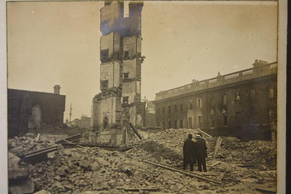 Отель Метрополь после корабельного обстрела Royal Navy. Дублин. Ирландия. 1916 г.