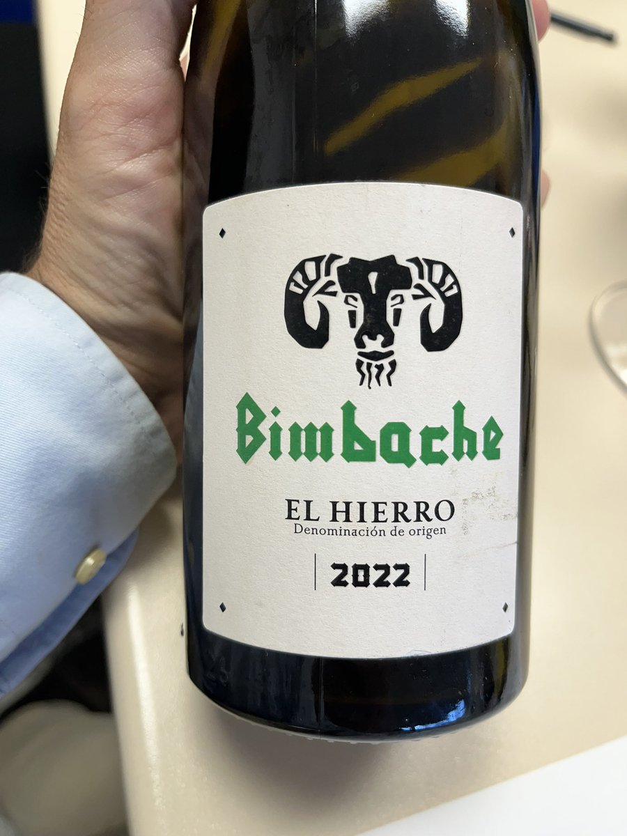 VvSancho's tweet photo. Rayco Fernández elabora en la isla de El Hierro vinos exclusivamente con variedades autóctonas. 
Personalidad, arraigo y autenticidad. #vino #somellier https://t.co/YfKnVjpwtQ