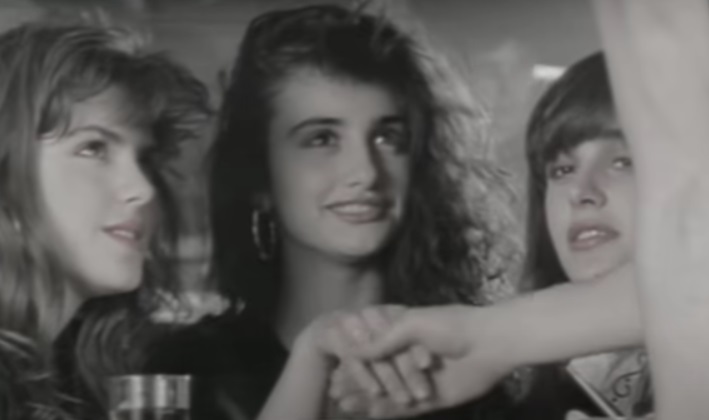 la2_tve's tweet photo. 😍¿Sabías que una jovencísima Penélope Cruz  protagonizó el videoclip de Mecano 'La fuerza del destino? Fue su primera aparición interpretativa, en 1988, y tenía tan solo 14 años. 

#SaberYGanar https://t.co/IDc8HfAwNM
