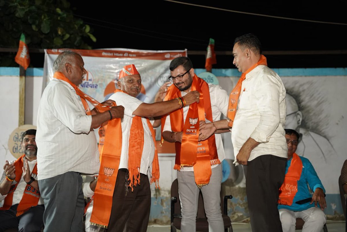 MananDaniBJP's tweet photo. "જનજનની એક જ પુકાર,
હું છું મોદીનો પરિવાર"

નવા કોબા ગામના નવરાત્રિ ચોક ખાતે આયોજિત મોદી પરિવાર સભામાં ઉપસ્થિત રહી માનનીય પ્રધાનમંત્રી શ્રી @narendramodi જીના 400 પારના સંકલ્પને સિદ્ધ કરવા સૌ નાગરિકોને ભાજપને વધુમાં વધુ મતદાન કરી ભવ્ય વિજય અપાવવા આહ્વાન કર્યું.

#AbkiBaar400Paar #abkibaarphirmodisarkar #ModiAgainIn2024 #ModiKaParivar #LokasabhaElection2024