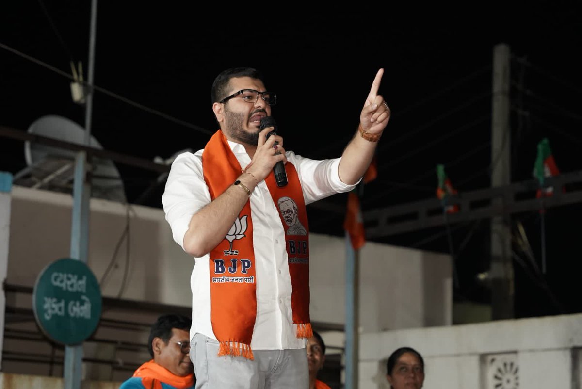MananDaniBJP's tweet photo. "જનજનની એક જ પુકાર,
હું છું મોદીનો પરિવાર"

નવા કોબા ગામના નવરાત્રિ ચોક ખાતે આયોજિત મોદી પરિવાર સભામાં ઉપસ્થિત રહી માનનીય પ્રધાનમંત્રી શ્રી @narendramodi જીના 400 પારના સંકલ્પને સિદ્ધ કરવા સૌ નાગરિકોને ભાજપને વધુમાં વધુ મતદાન કરી ભવ્ય વિજય અપાવવા આહ્વાન કર્યું.

#AbkiBaar400Paar #abkibaarphirmodisarkar #ModiAgainIn2024 #ModiKaParivar #LokasabhaElection2024
