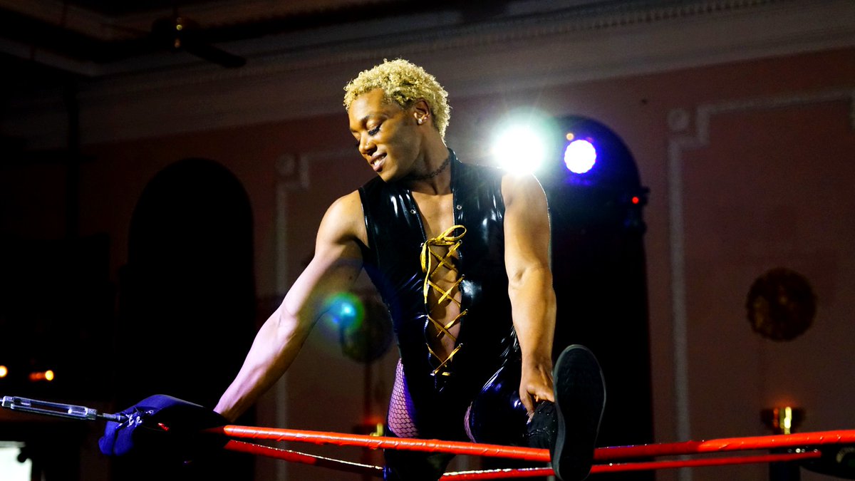 @FreelanceWres graced by the presence of a goddess at #FreelanceTrust. @SonnyKissXO