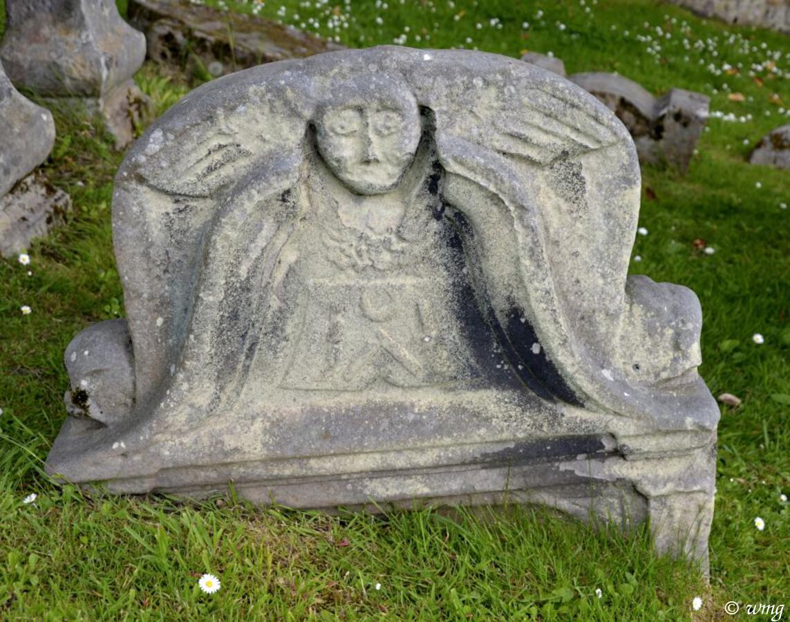 #MementoMoriMonday
St Bridget's Kirk, Dalgety, #Fife 
- compass - square - horseshoe for this probably 18th C headstone