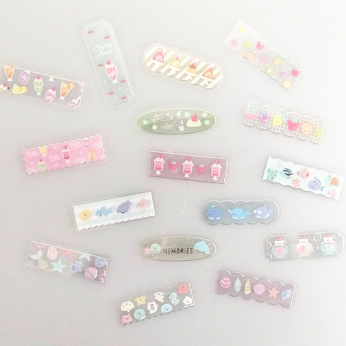 透明感のある素材とキラキラ輝く箔が入ったデザインの夏にぴったりな