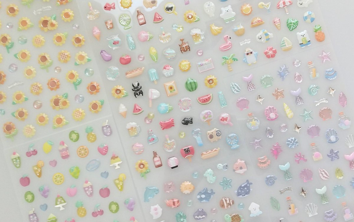 透明感のある素材とキラキラ輝く箔が入ったデザインの夏にぴったりな