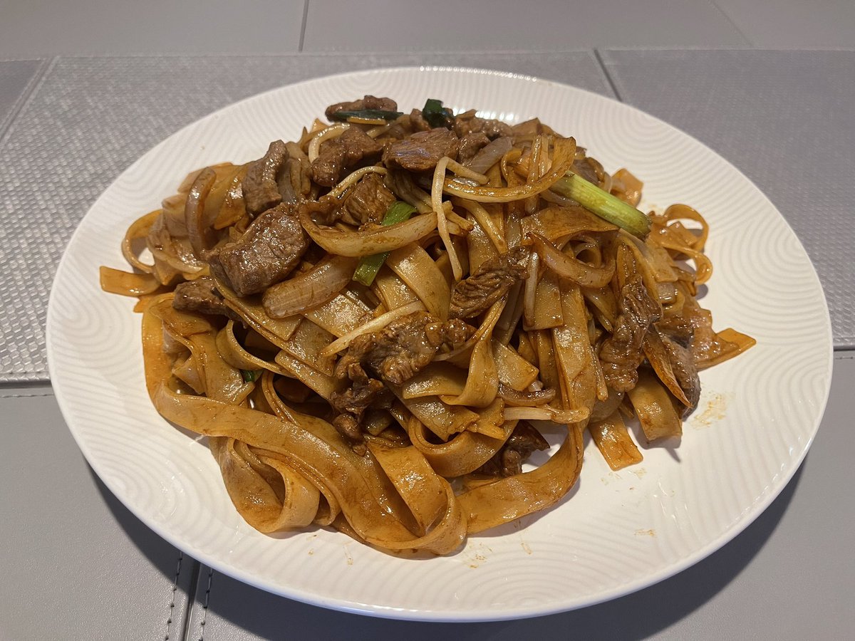 #food #cooking #homemade #beef 
#yummy #ricenoodles #onion #springonion #noodles #beansprout #hofun #stirfry #delicioius 

干炒牛河
Stir Fry Beef Rice Noodles