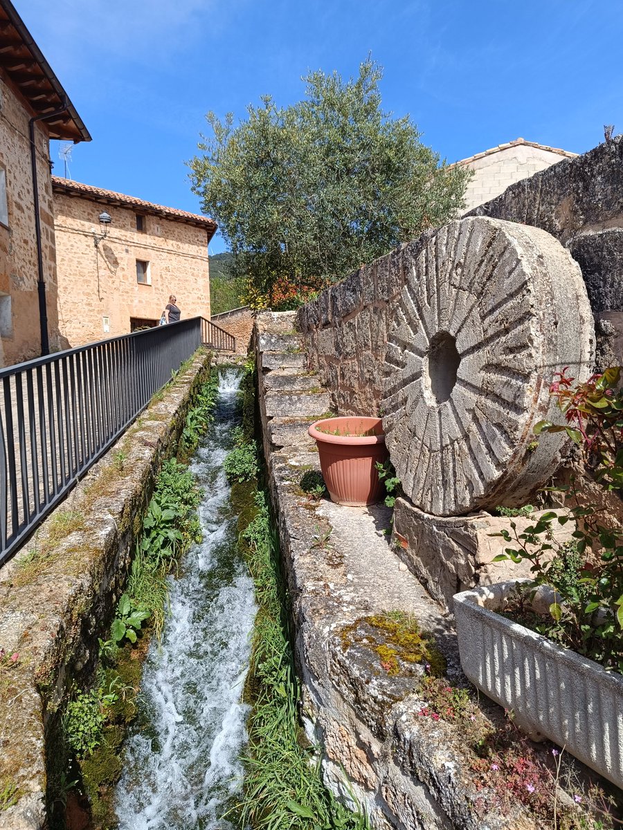 CASTIL DE LENCES En un aislado rincón de La Bureba se localiza Castil de Lences. Un pueblo que ha sabido conservar con maestría su arquitectura popular y por cuyas calles discurre el agua que brota en la cercana gruta de la Virgen de Manalagua