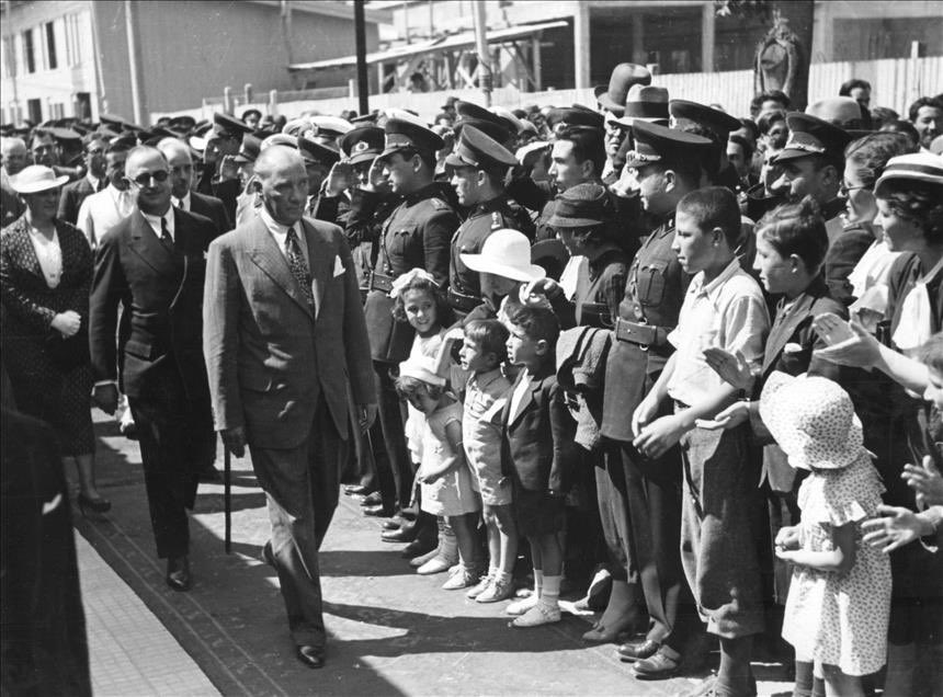 #Diplomat Ne oldu da Atatürk'ün başlattığı o yerden bugünkü duruma geldik. Neden çok ama hepsi bizimle alakalı değil. Değişen, herkesin her şeyi hak ettiğine inandığı küstahlaşan yeni bir dünyaya kurban gittik. Geleceğe dair umudu kaybedip geçmişi yeniden üretme sevdasına…