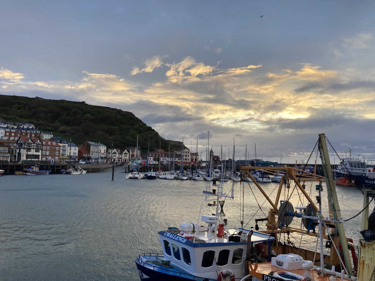 #MondayMood #Mondayvibes #MondayMorning #Scarborough 🌊 The skies this morning changed every second 🌧️ An early morning run before the torrential rain set in 🌧️ Have a good day, everyone 🏃‍♀️