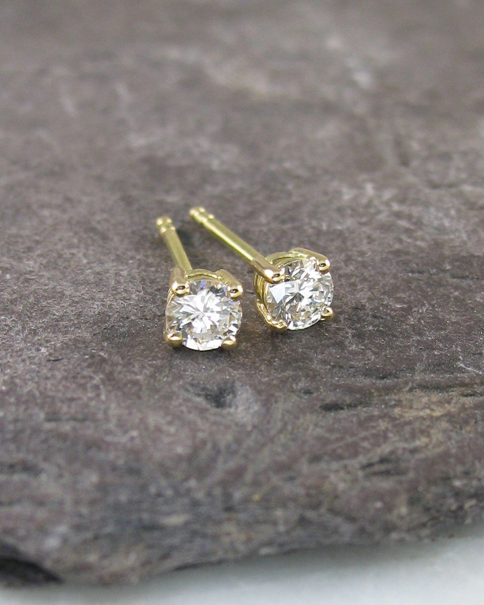 A humble pair of classic diamond stud earrings.
.
.
.
.
.
.
.
#Diamond #DiamondStuds #DiamondEarrings #WeddingRing
#EngagementInspiration #EngagementRingInspiration #WeddingPlanning
#WeddingBlogger #WeddingInspo #WeddingInspiration #SheSaidYes
#BespokeEngagementRing #LondonMaker