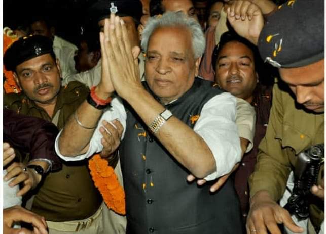 धनबाद सीट पर <a href="/INCIndia/">Congress</a> जीती बाजी हारती दीख रही, अगर <a href="/RahulGandhi/">Rahul Gandhi</a> <a href="/kharge/">Mallikarjun Kharge</a> <a href="/kcvenugopalmp/">K C Venugopal</a> <a href="/priyankagandhi/">Priyanka Gandhi Vadra</a> गम्भीरता पूर्वक विचार कर आंतरिक सर्वे के आधार पर सबसे श्रेष्ठ उम्मीदवार ददई दुबे को टिकट से वंचित कर किसी बाहरी अयोग्य महिला को टिकट देंगे तो ये कुल्हाड़ी पर पैर मारना होगा।