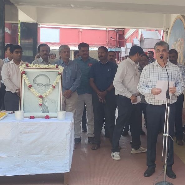 srdpockp's tweet photo. #AmbedkarJayanti #Equality #SocialJustice #ser #IndianRailways 
CKP Division honor the legacy and teachings of Dr. Bhimrao Ramji Ambedkar, affectionately known as Baba Saheb, on his birth anniversary.
DRM/CKP along with BOs, Representative of AISCSTREA and staff paid tribute. https://t.co/tQTFGJMvgK