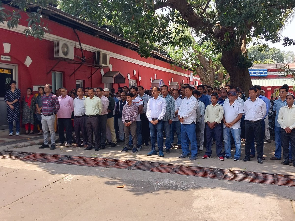 srdpockp's tweet photo. #AmbedkarJayanti #Equality #SocialJustice #ser #IndianRailways 
CKP Division honor the legacy and teachings of Dr. Bhimrao Ramji Ambedkar, affectionately known as Baba Saheb, on his birth anniversary.
DRM/CKP along with BOs, Representative of AISCSTREA and staff paid tribute. https://t.co/tQTFGJMvgK